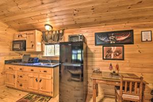 Kuchyň nebo kuchyňský kout v ubytování Parsons Semper Fi Cabin with Fire Pit!