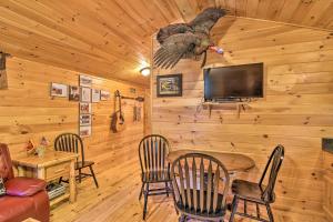 TV a/nebo společenská místnost v ubytování Parsons Semper Fi Cabin with Fire Pit!