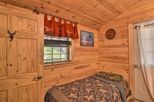 เตียงในห้องที่ Pet-Friendly Semper Fi Cabin with Fire Pit!