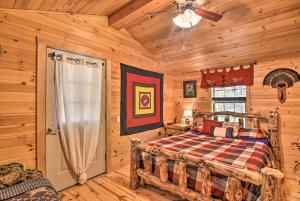 Postel nebo postele na pokoji v ubytování Parsons Semper Fi Cabin with Fire Pit!