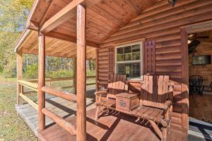Fotografie z fotogalerie ubytování Parsons Semper Fi Cabin with Fire Pit! v destinaci Parsons