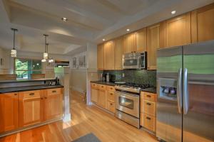 Η κουζίνα ή μικρή κουζίνα στο Lopez Island Hideaway with Coastal Views and Deck!