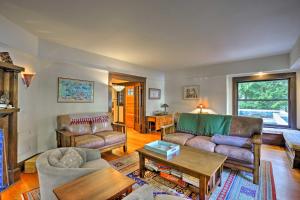 Χώρος καθιστικού στο Lopez Island Hideaway with Coastal Views and Deck!