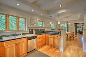 Η κουζίνα ή μικρή κουζίνα στο Lopez Island Hideaway with Coastal Views and Deck!