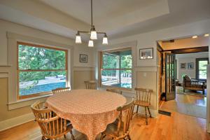 Πισίνα στο ή κοντά στο Lopez Island Hideaway with Coastal Views and Deck!