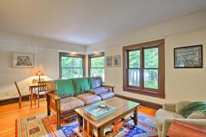 Χώρος καθιστικού στο Lopez Island Hideaway with Coastal Views and Deck!