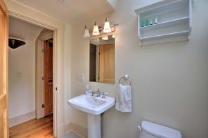 Ένα μπάνιο στο Lopez Island Hideaway with Coastal Views and Deck!