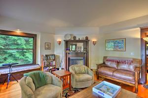 Χώρος καθιστικού στο Lopez Island Hideaway with Coastal Views and Deck!