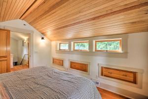 Ένα ή περισσότερα κρεβάτια σε δωμάτιο στο Lopez Island Hideaway with Coastal Views and Deck!