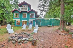 Κήπος έξω από το Lopez Island Hideaway with Coastal Views and Deck!