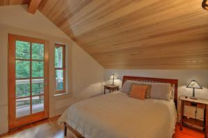 Ένα ή περισσότερα κρεβάτια σε δωμάτιο στο Lopez Island Hideaway with Coastal Views and Deck!