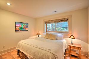 Ένα ή περισσότερα κρεβάτια σε δωμάτιο στο Lopez Island Hideaway with Coastal Views and Deck!