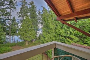 Μπαλκόνι ή βεράντα στο Lopez Island Hideaway with Coastal Views and Deck!