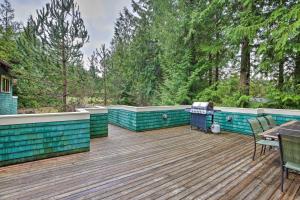 Κήπος έξω από το Lopez Island Hideaway with Coastal Views and Deck!