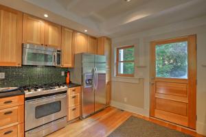 Η κουζίνα ή μικρή κουζίνα στο Lopez Island Hideaway with Coastal Views and Deck!