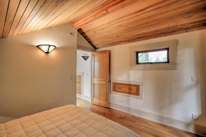 Ένα ή περισσότερα κρεβάτια σε δωμάτιο στο Lopez Island Hideaway with Coastal Views and Deck!