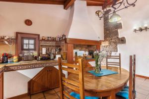 Kuchyň nebo kuchyňský kout v ubytování Finca Los Viñedos Casa Rural