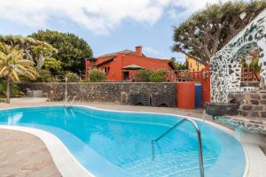uma piscina num quintal com uma casa em Finca Los Viñedos Casa Rural em Tacoronte