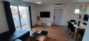 Televízia a/alebo spoločenská miestnosť v ubytovaní Penthaus Apartment N&M