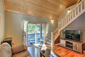 uma sala de estar com um sofá e uma televisão de ecrã plano em Cozy Hikers Getaway, 5 Mi to Mt Rainier Natl Park em Ashford
