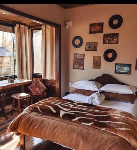 大普拉亞的住宿－Chalés Alvorada，一间卧室配有一张床、一张书桌和一个窗户。