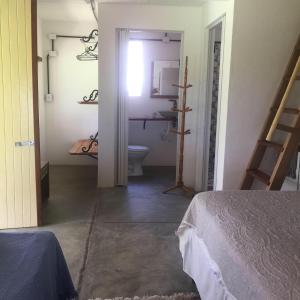 雅帕拉廷加Parador Algaroba的带卫生间的房间，配有马桶和水槽