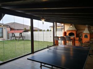 eine Tischtennisplatte in der Mitte einer Terrasse in der Unterkunft Sia & Sophie 's House in Sîntandrei