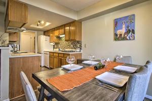 Manitou Springs Escape with AandC and Private Deck!的厨房或小厨房