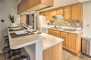 Manitou Springs Escape with AandC and Private Deck!的厨房或小厨房
