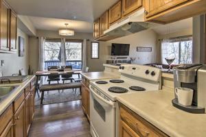 Manitou Springs Escape with AandC and Private Deck!的厨房或小厨房