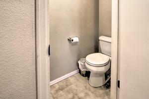 Manitou Springs Escape with AandC and Private Deck!的一间浴室