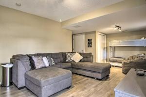 Manitou Springs Escape with AandC and Private Deck!的休息区