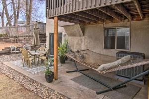 马尼温泉Manitou Springs Escape with AandC and Private Deck!的天井配有吊床和桌椅