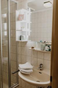 A bathroom at Dorfcafe Unken Hotelpension sWirtshaus im Dorf