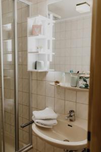 Kúpeľňa v ubytovaní Dorfcafe Unken Hotelpension sWirtshaus im Dorf