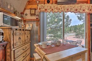 une cuisine avec une table et une grande fenêtre dans l'établissement Sundance Cabin about 17 Miles to Mt Rushmore!, à Hermosa