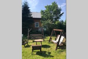 ein Spielplatz mit Tisch und Schaukel in der Unterkunft Cosy 4 Big r+sauna house near communication+market in Vantaa