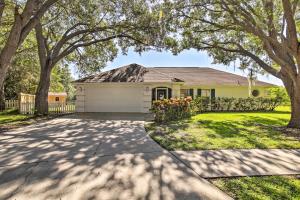 Gallery image of Waterfront Rancher Retreat - Exotic Bird Haven in Valrico