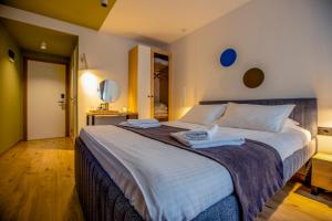 En eller flere senger på et rom på Hotel 4 Llulla