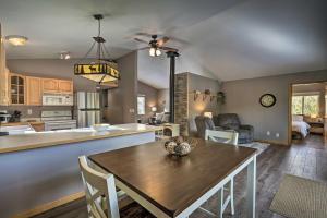 Η κουζίνα ή μικρή κουζίνα στο Hot Tub, Deck and Grill Mtn-View Divide Cabin +17 φωτογραφίες