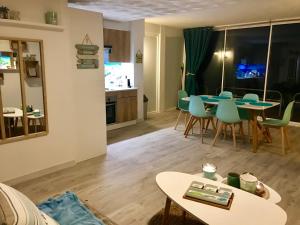TV a/nebo společenská místnost v ubytování Magnifique appartement en front de mer, Caneylles