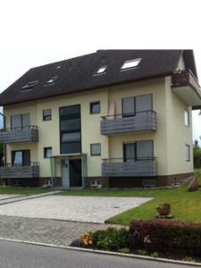 duży apartamentowiec z czarnym dachem w obiekcie Ferienwohnung Rotensol w mieście Bad Herrenalb