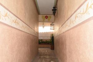 an empty hallway in a building with a wall at HOTEL CASA LIMON in Santa Rosa de Jáuregui