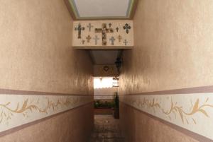 an empty hallway in a building with a wall with paintings at HOTEL CASA LIMON in Santa Rosa de Jáuregui