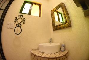 a bathroom with a sink and a mirror on the wall at HOTEL CASA LIMON in Santa Rosa de Jáuregui