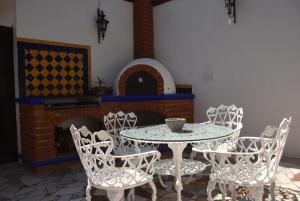 uma mesa e cadeiras num quarto com lareira em HOTEL CASA LIMON em Santa Rosa de Jáuregui