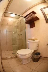 A bathroom at HOTEL CASA LIMON