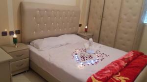- une chambre dotée d'un lit avec un cœur éclairé dans l'établissement Residence Bassatine, à Temara