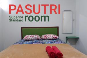 Postel nebo postele na pokoji v ubytování Joglo Aruna SYARIAH