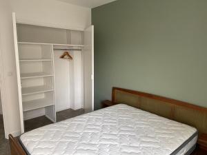 1 dormitorio con cama y armario en Chez Charlotte, en Périgueux